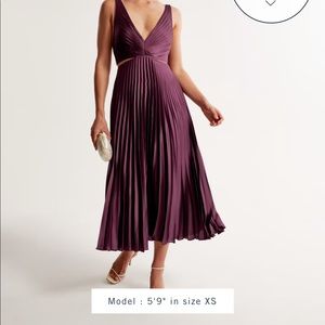 The A&F Giselle Pleated Cutout Maxi Dress Burgundy